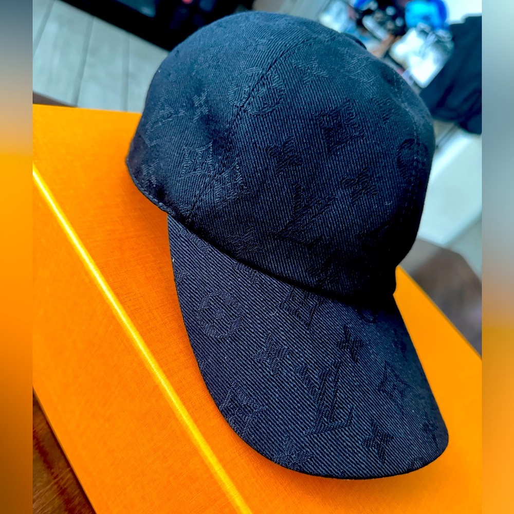 Louis Vuitton Monogram Essential Cap black